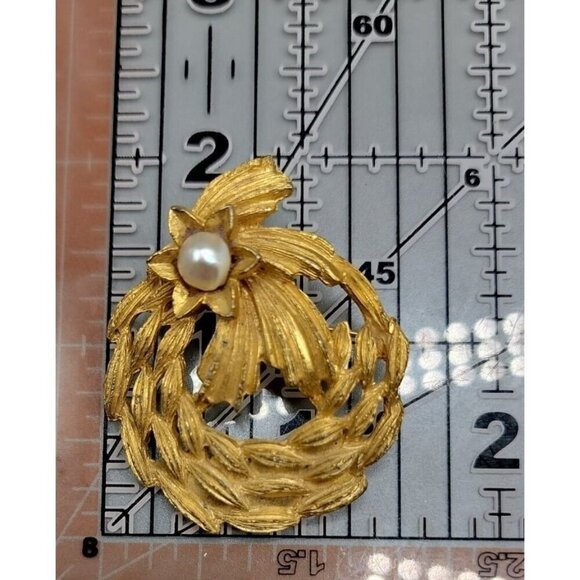 Flowing Wreath Brooch Textured Gold Tone Faux Pearl Unsigned Vintage - Picture 4 of 10